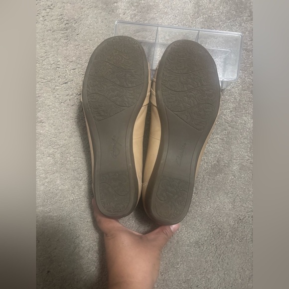 Clarks Women's Cream Loafers Size 9.5 - Picture 5 of 9